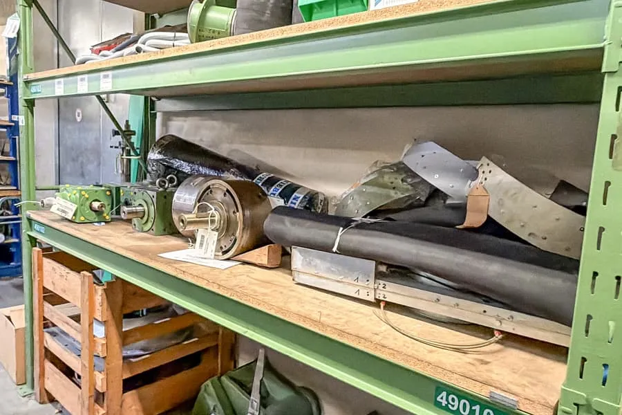 Shelf level contents: machine spare parts