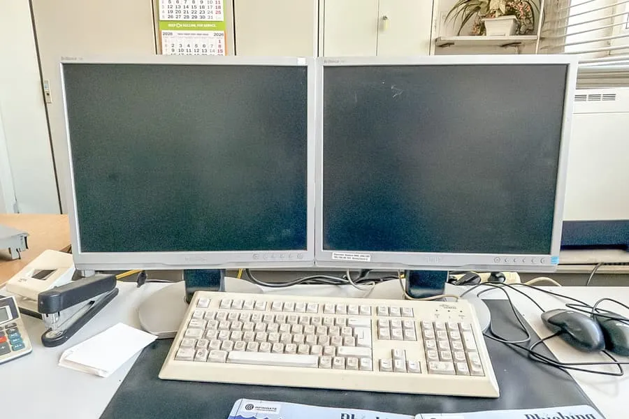 2 Monitor und Tastatur