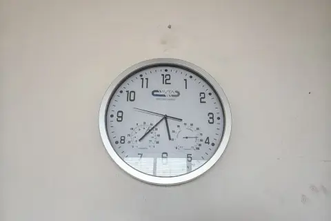 Wandklok en sleutelkastje