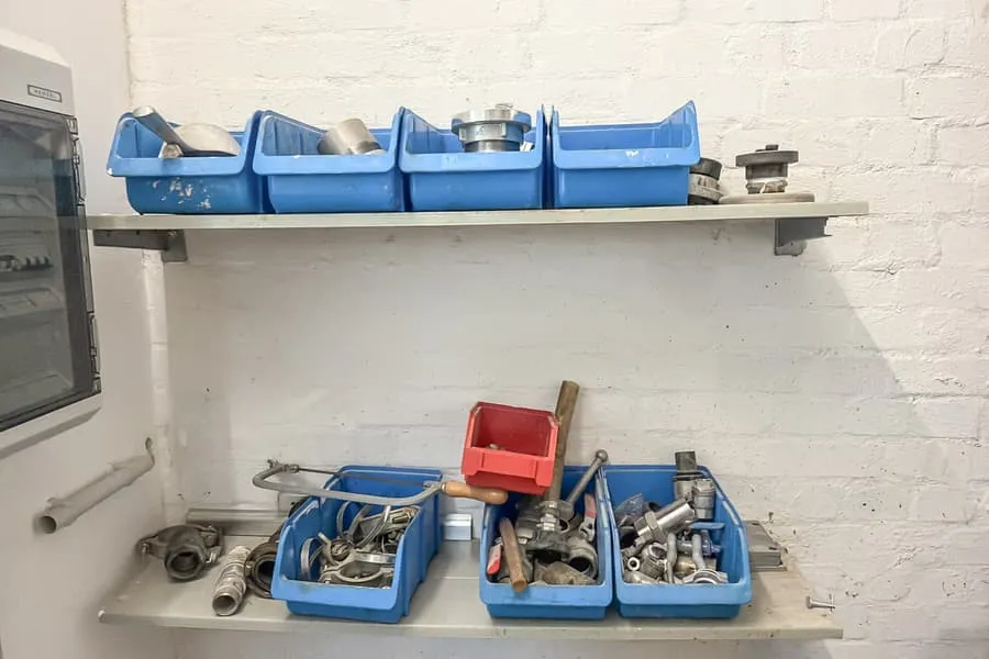 7 bacs avec pièces détachées de machines