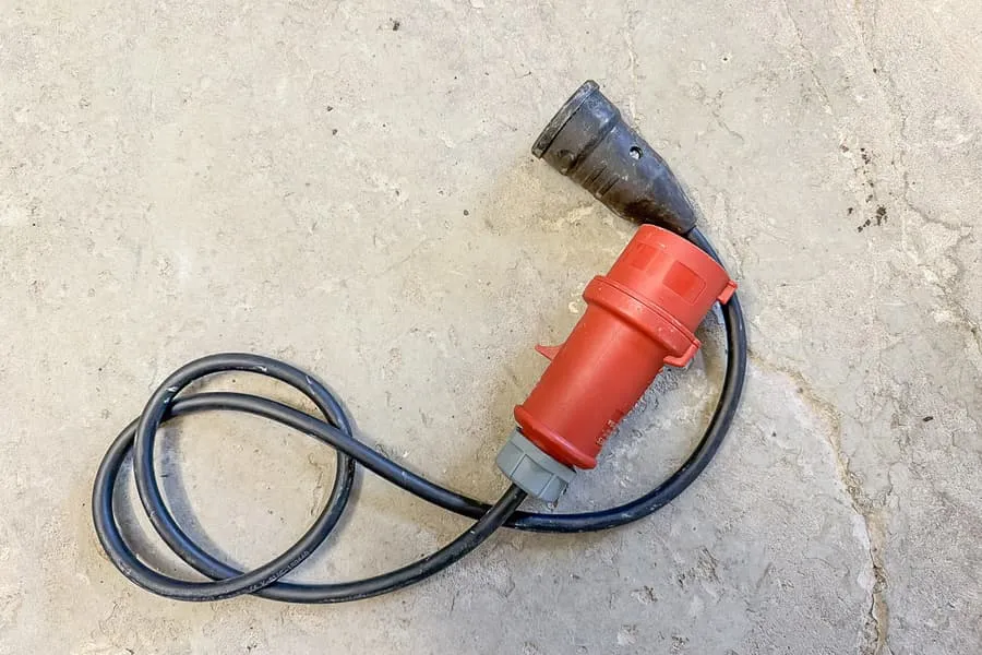 Adaptateur de courant fort