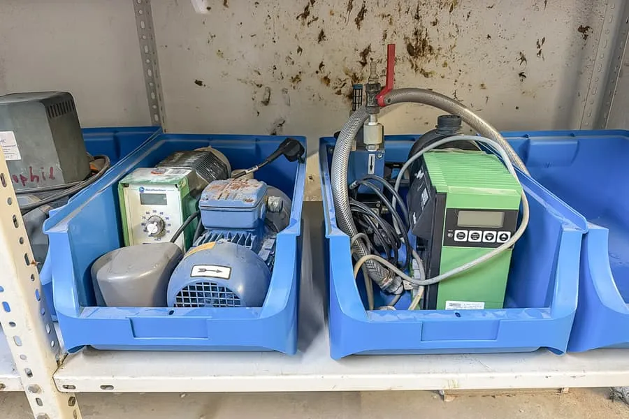 2 bacs avec pièces de rechange de machines