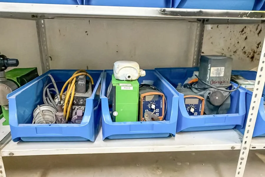 3 bacs de pièces détachées de machines