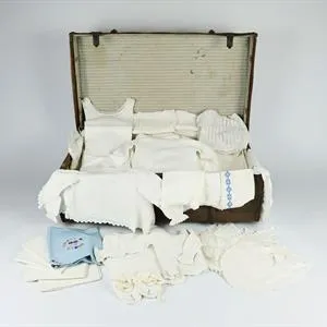Linge de bébé/poupée dans une valise