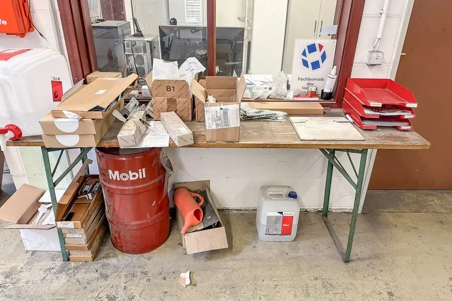 Table Heurigen avec contenu : diverses pièces de rechange