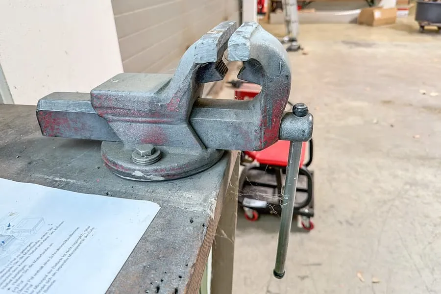 Vise, table-mounted