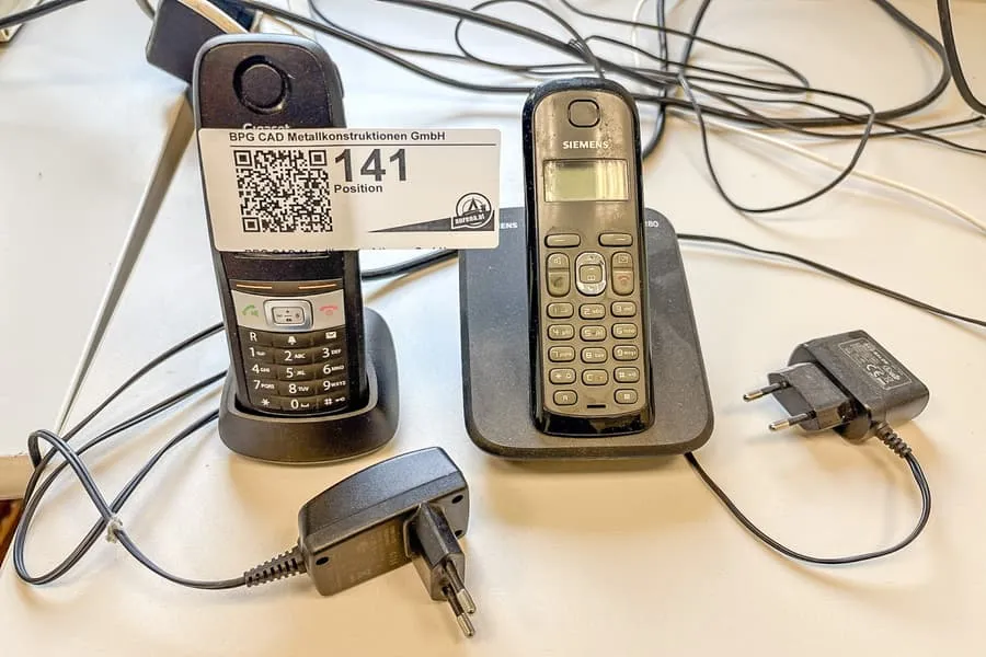 2 telefoons met station en lader
