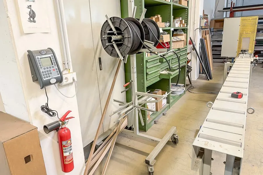 Roll-off trolley with sealing tape