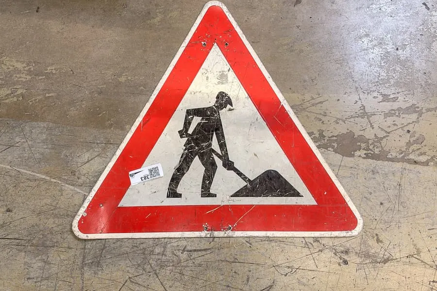 Verkehrsschild "Achtung Baustelle"