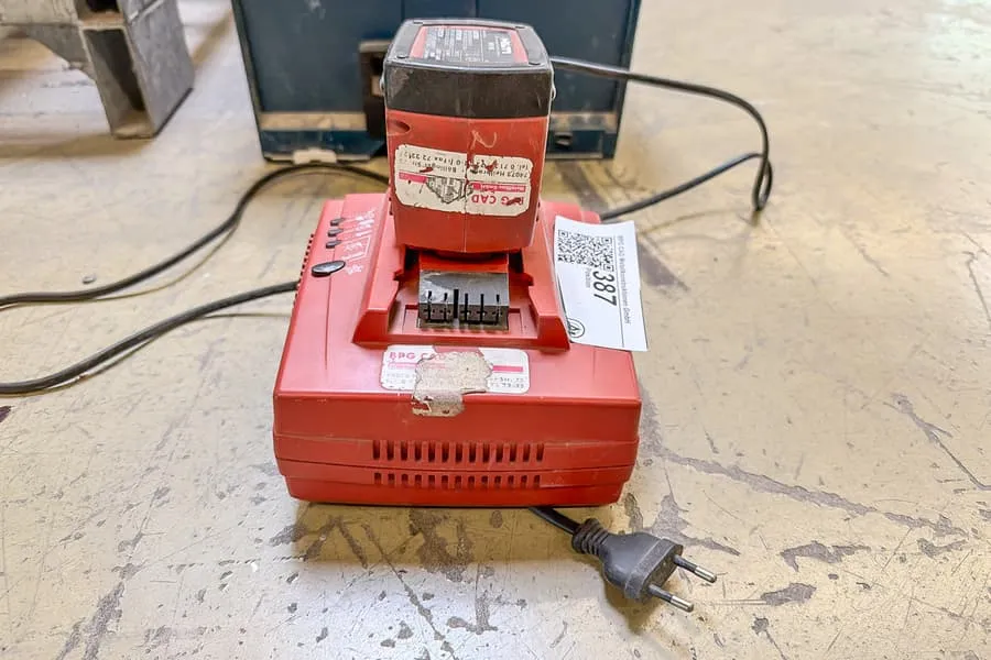 Charging station with battery Hilti SFB 155