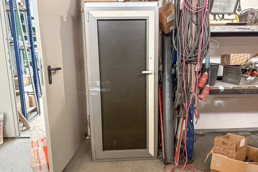 Armoire de rangement avec contenu : divers