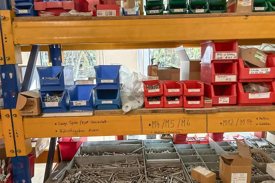 Shelf level contents: various connection and fastening materials