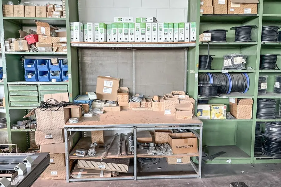 Workbench contents: various spare parts Schüco