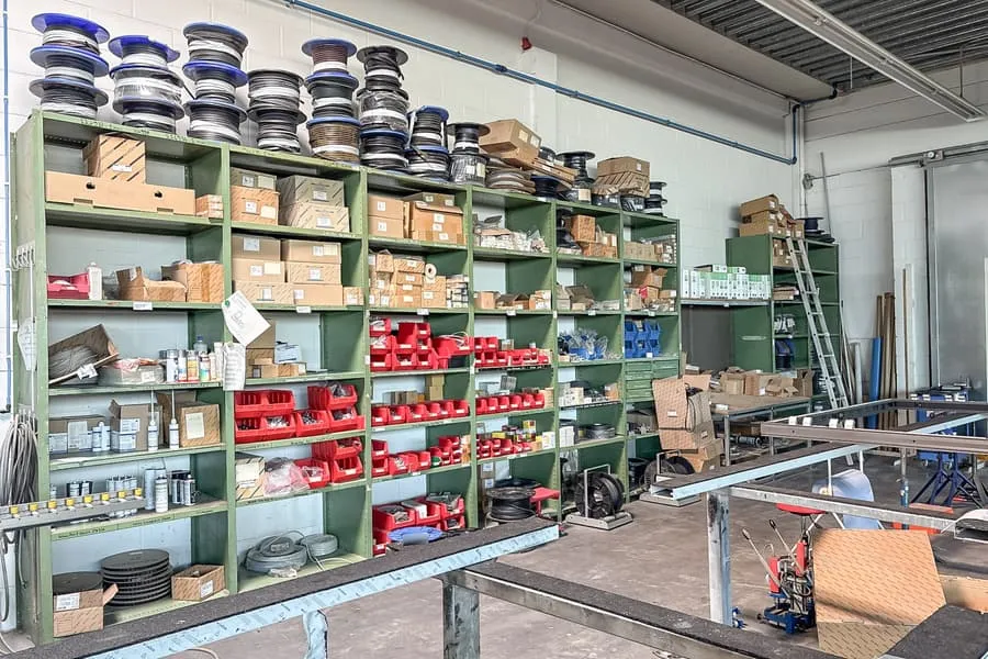 Schraubregalanlage mit Werkbank, ca. 10 lfm