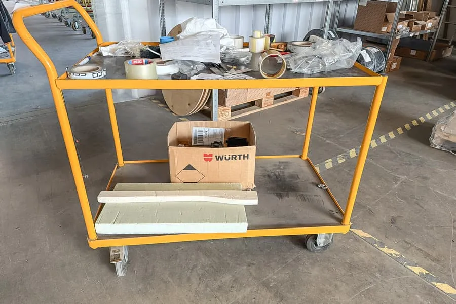 Chariot d'atelier avec contenu