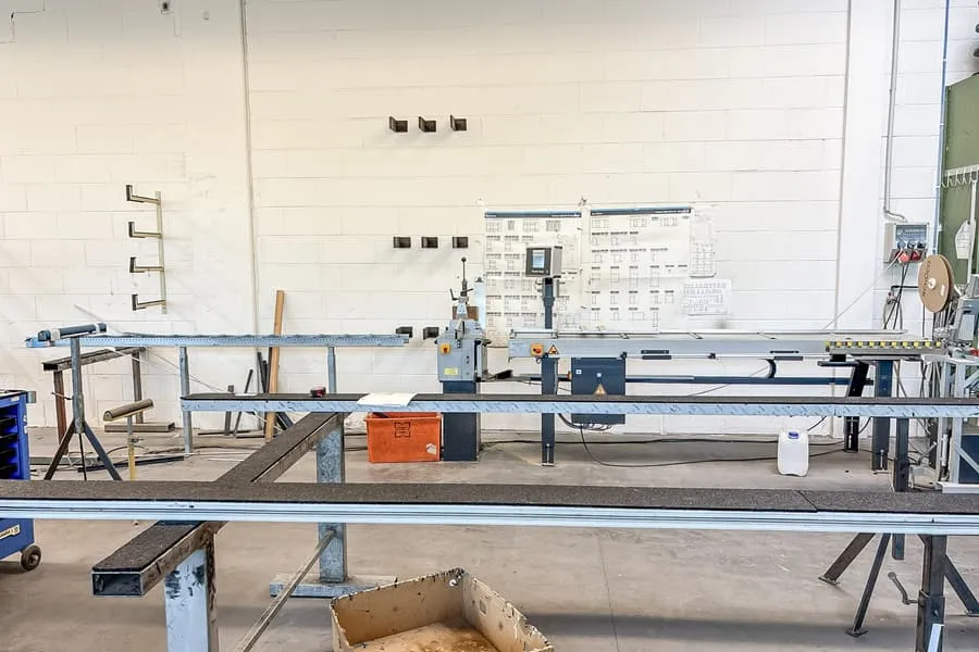 Machine de traitement de profilés en continu Schüco PAM400