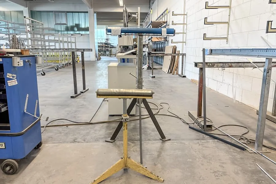 2 various roller stands
