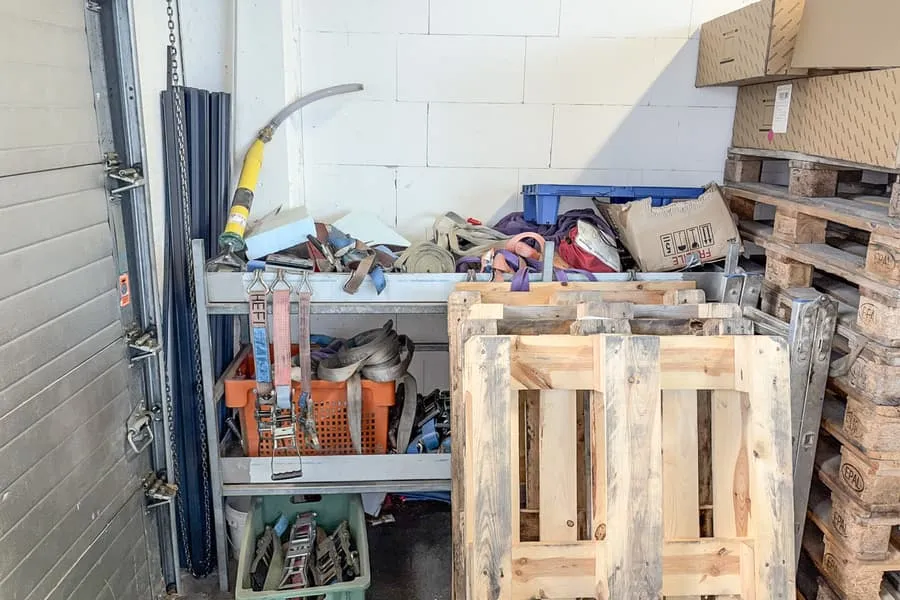 Étagère avec divers sangles de levage