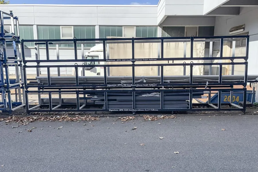 3 transportframes met inhoud: latten en profielen