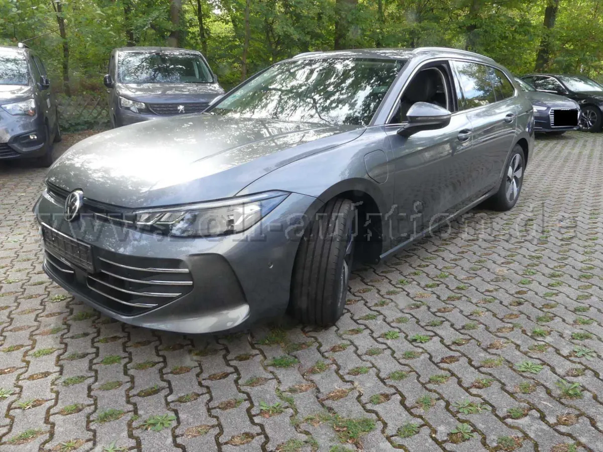 1 Volkswagen Passat 1.5 TSI eHybrid Business *IQ Drive*Winter package*8-fold tyred