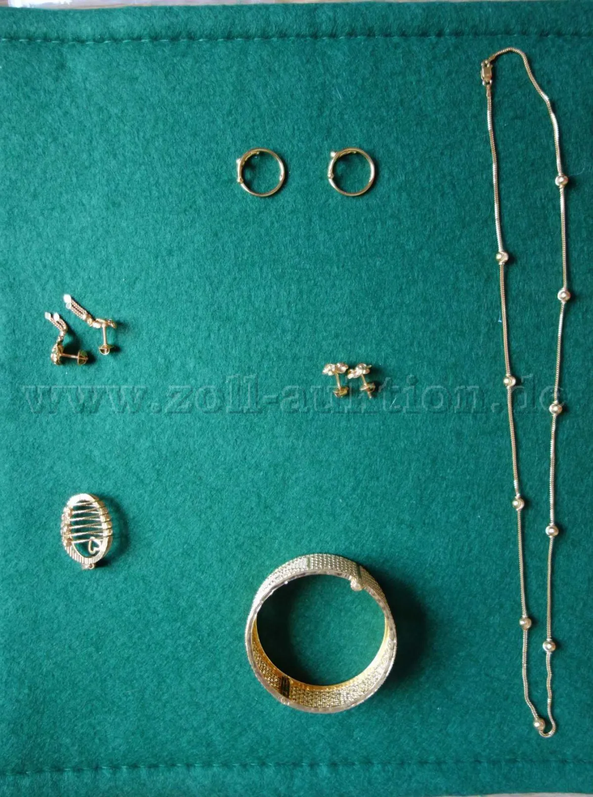 Lot de bijoux divers : boucles d'oreilles, bracelet, collier, bagues, pendentif 916/000 or 22 carats