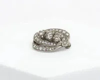 Broche, or blanc 14 carats, 3 diamants env. w/p1, et 32 diamants plus petits, env. 0,90 ct, env. 5,5 g