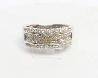 Alliance, or blanc 18 carats, 28 brillants env. 0,40 ct, 26 diamants princesse, env. w-tc/vsi-si, env. 0,75 ct, env. 6,4 g, taille 55