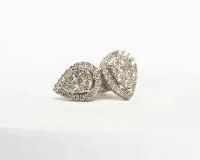 Paire de boucles d'oreilles, or blanc 18 carats, 56 brillants env. 0,90 ct, env. w/si, env. 3,3 g