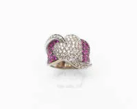 Ring, Herzblatt, 14kt witgoud, 66 briljanten ca. 0,90 ct, 43 robijnen ca. 1,40 ct, 8,75 g, RM 54.