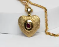 Heart medallion on chain, 14kt yellow gold, ruby cabochon, approx. 29.1 g, approx. 60 cm long