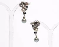 Paire de clips d'oreilles, or blanc 18 carats, 6 saphirs, 6 perles, ø env. 6-8 mm chacun, 6 brillants, env. 0,20 ct, total env. 11 g, env. 32 x 20 mm