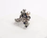 Bague, or blanc 18 carats, 5 brillants, env. 0,25 ct, 3 perles blanches et gris clair, ø env. 4,5-5,5 mm chacune, 6 saphirs, env. 9,0 g, RM 53