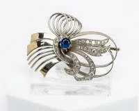 Broche, or blanc 18 carats, saphir, 34 brillants et diamants, env. 21 g, env. 45 x 60 mm