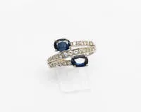 Bague, or blanc 14 carats, 2 saphirs total env. 1,50 ct, 24 diamants total env. 0,57 ct, 3,57 g, RM 52