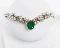 Prachtvolles Collier, 18kt Weißgold, Smaragd ca. 4.00 ct., Brillanten, Diamantnavetten zus. ca. 6.00 ct., ca. 56.5 g, ca. 42.5 cm lang.