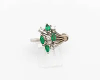Ring, 18kt Weißgold, vier Smaragdnavettes, vier Brillanten, ca. 4.1 g, RM 48