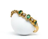Armband, 18kt Gelbgold, 3 Smaragde, oval facettiert, zus. ca. 3.36 ct., 3 Brillanten zus. ca. 0.78 ct., ca. 34 g, ca. 19 cm lang
