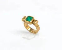 Bague, or jaune 18 ct, 1 émeraude env. 2,0 ct, 4 petits diamants, env. 14,4 g, taille 55, traces d'usure.