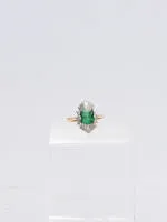 Ring, 18kt Gelbgold, Smaragd ca. 1.0 ct., Diamanttrapez, Brillanten, ca. 4.0 g, RM 50