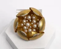 Prächtige Brosche in Blütenform, 18kt Gelbgold, 42 Brillanten zus. ca. 1.20 ct., 7 Perlen ø ca. 7 mm, 6 Perlen ø ca. 5 mm, ca. 52.4 g, ø ca. 55 mm