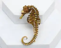 Broche exceptionnelle hippocampe, or jaune 18 carats / platine 950, env. 360 diamants taille ancienne de différentes couleurs, perle, env. 6 x 4,5 mm, 26,9 g