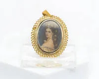 Pendentif, 'Portrait Sissi', or jaune 18 carats, 3 diamants, env. 7,8 g