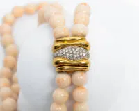 Collier de corail, 2 rangs, corail peau d'ange, perles ø env. 10,5 mm, fermoir or jaune/or blanc 18 carats, brillants, env. 40 cm de long