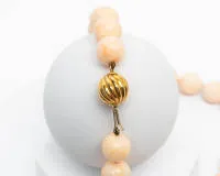 Korallkette, Engelshautkoralle, 30 Kugeln ø ca. 13-14 mm, Kugelverschluss ø ca. 14 mm, 18kt Gelbgold, ca. 46 cm lang