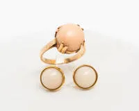 Paire de boucles d'oreilles et bague, or jaune/or rouge 14 carats, cabochons de corail, total 7,8 g, RM 56