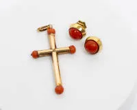 Croix de rose et paire de boucles d'oreilles, boules et boutons de corail, probablement or jaune 18 carats, total env. 4,0 g