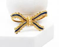 Strikbroche, ook als hanger te dragen, 18kt geelgoud, emaille, kleine parels, ca. 8,1 g