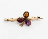 Brosche, "Kleeblatt", 14kt Rotgold, Farbedelsteine, Perlchen, Halbperlen, ca. 5.7 g