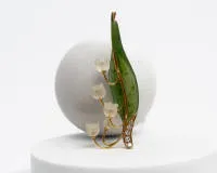 Broche muguet, or jaune 18 carats, 1 feuille de néphrite, 5 fleurs en cristal de roche, 5 brillants env. 0,22 ct, env. 10,9 g