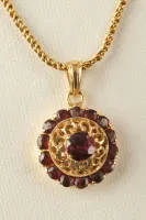Anhänger an Kette, 18kt Gelbgold, mit Granat, 11.1 g, ca. 40 cm lang